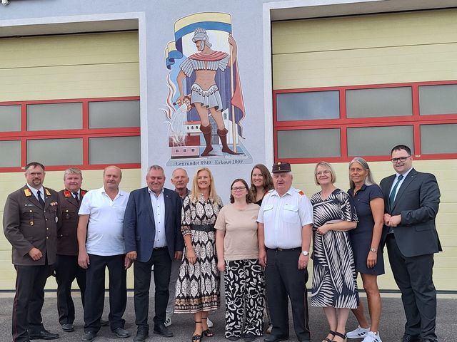 Gruppe mit Vertretern der Feuerwehr