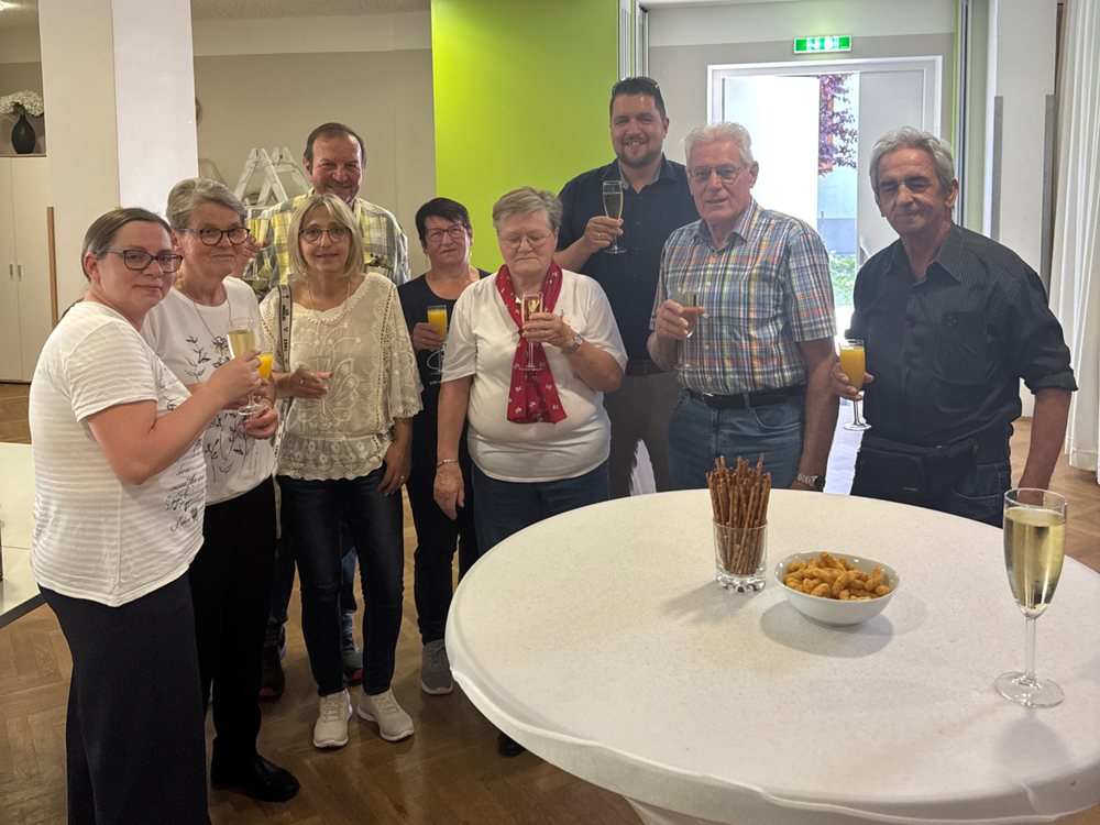 Volles Café Adrienn bei „Tanz in den Frühling“